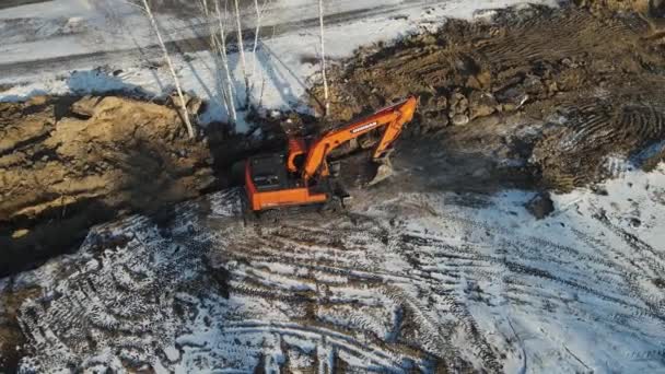 Lezoucí bagr pracuje na staveništi. Rusko Moskva 2. března 2021 — Stock video