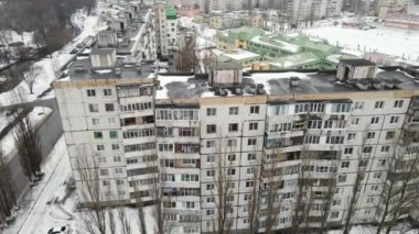 Çok katlı eski apartmanlar. hava durumu