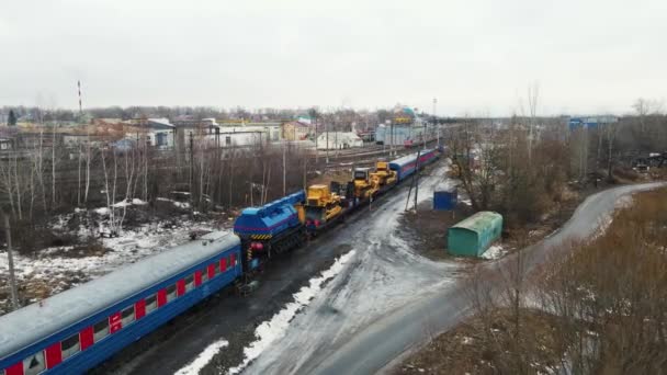 Tren ferroviario transporta tractores sobre raíles — Vídeos de Stock