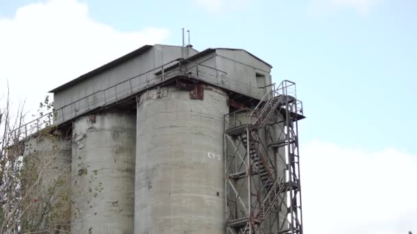 Vista lateral de uma fábrica de cimento — Vídeo de Stock