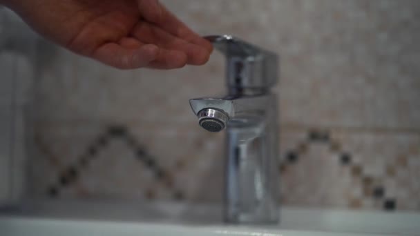 La personne allume le robinet dans la salle de bain. — Video
