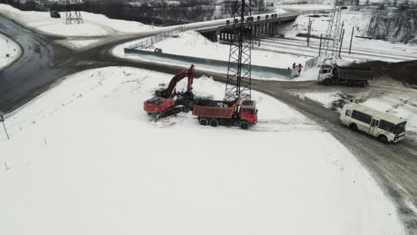 Escavadeira carrega um caminhão basculante com terra. Moscou Rússia 20 de janeiro de 2021. — Vídeo de Stock