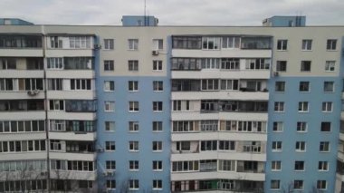 İnsansız hava aracının evin içinde yatay olarak hareket etmesi. hava atışı