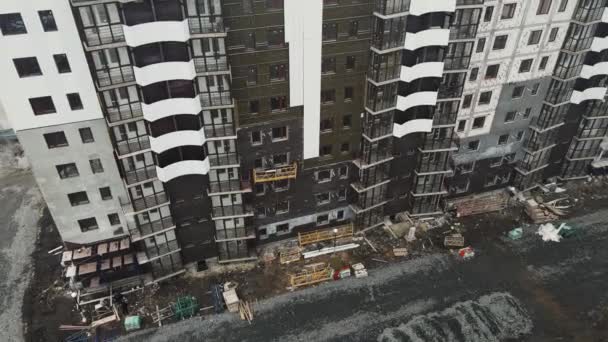 Pracownicy izolują wielopiętrowy budynek zewnętrznym podnośnikiem — Wideo stockowe