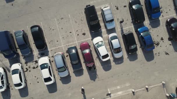 Parkplatz am Einkaufszentrum. Luftaufnahmen — Stockvideo