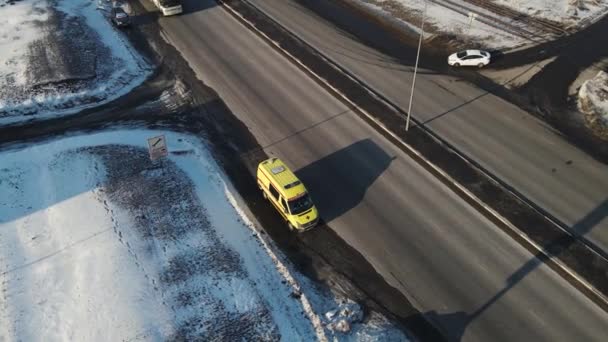 救急車が線路の上に立ってる。モスクワロシア2021年1月20日. — ストック動画