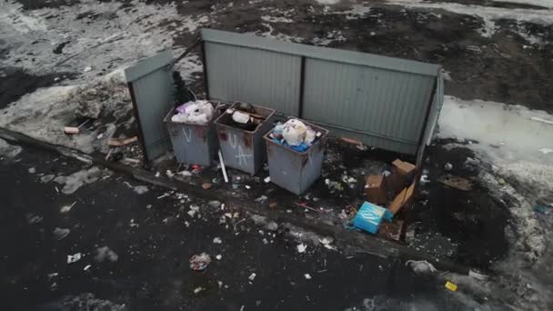 Bidoni della spazzatura pieni di spazzatura. 22 marzo 2021 falce russia — Video Stock