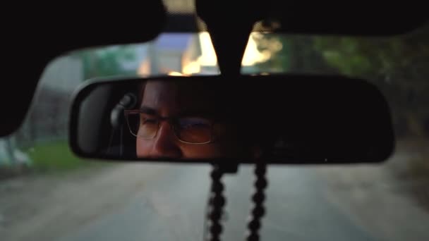 Man is reflected in the rearview mirror — Stock Video