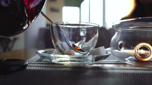 O garçom derrama chá vermelho em uma caneca — Vídeo de Stock