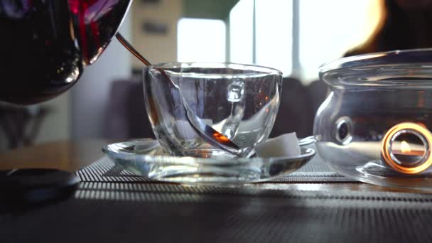 The waiter pours red tea into a mug — Stock Video