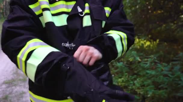 消防员穿上战斗服 — 图库视频影像