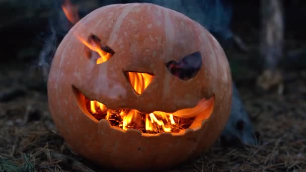 Halloween pompoen branden binnen ligt op straat — Stockvideo