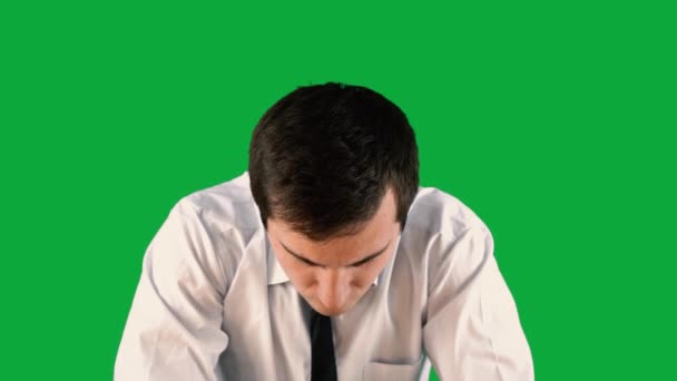 Ontevreden man in pak op groen scherm knikt zijn hoofd — Stockvideo