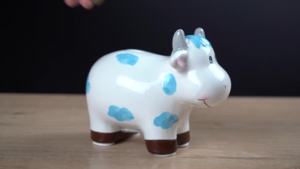 以奶牛的形式制成的猪银行。2021年奶牛标志 — 图库视频影像
