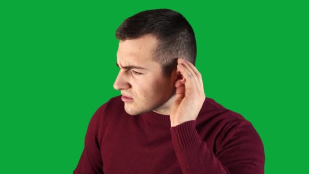 Hombre en una pantalla verde muestra un gesto no escuchar — Vídeo de stock