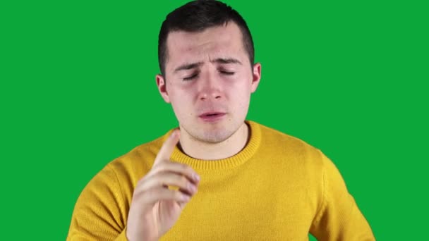 Beteg ember tüsszentés zöld képernyőn — Stock videók
