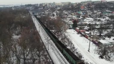 Hareket eden bir yük treni kompozisyonu. hava atışı