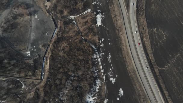 Ruch samochodów na autostradzie. zdjęcia lotnicze — Wideo stockowe