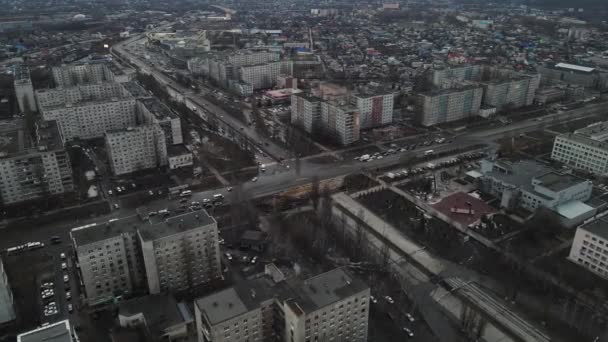 Ville sombre d'une vue des oiseaux. prise de vue aérienne — Video