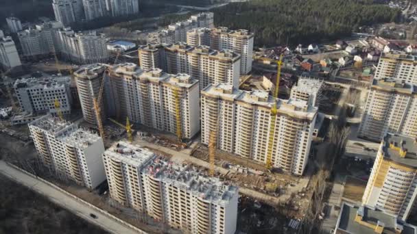 Altezza delle case in costruzione. Voronezh Russia 21 marzo 2021 — Video Stock