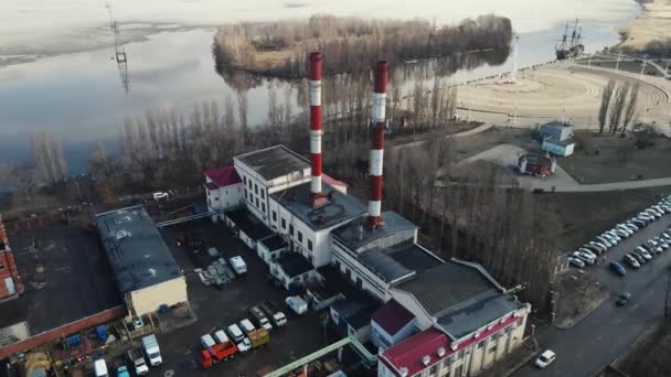 Vista aerea di un edificio industriale in città — Video Stock