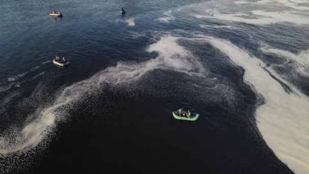 Rybacy na łodziach łowią ryby. zdjęcia lotnicze — Wideo stockowe