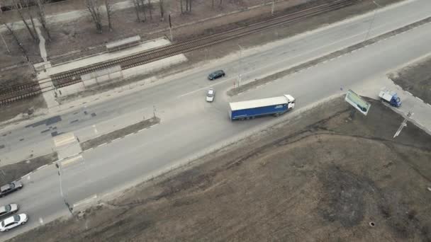 Caminhão de carga vira-se na estrada. Tiro aéreo. Moscovo Rússia 20 de março de 2021 — Vídeo de Stock