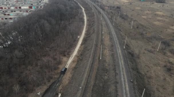 Movimiento del coche a lo largo del ferrocarril. disparos aéreos — Vídeos de Stock