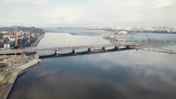 Uma grande ponte entre as duas margens da cidade. tiro aéreo — Vídeo de Stock