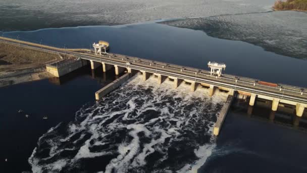 Vista de un gran embalse. disparos aéreos — Vídeos de Stock