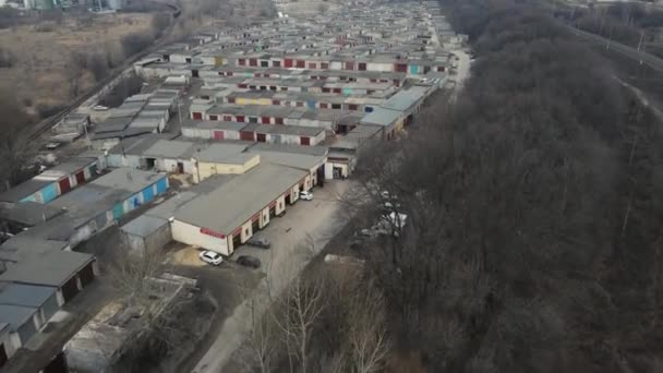 Un tas de garages en un seul endroit. prise de vue aérienne — Video