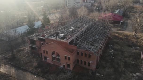 Vue de dessus d'un bâtiment en brique abandonné. prise de vue aérienne — Video