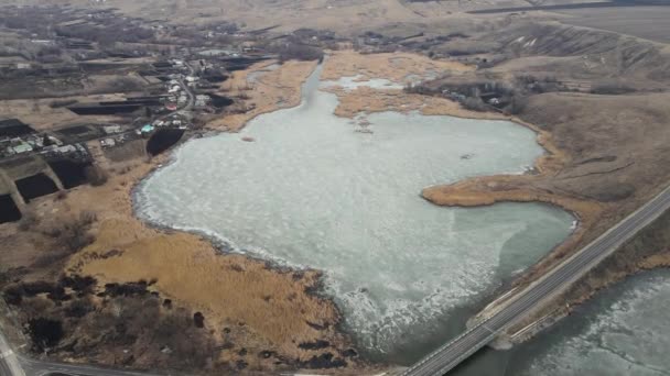 Een bevroren meer dat nog niet is gesmolten in het vroege voorjaar. luchtfoto 's — Stockvideo