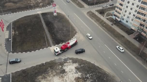 Ein Tankwagen liefert Kraftstoff an eine Tankstelle. stary oskol russland 04.04.2021 — Stockvideo