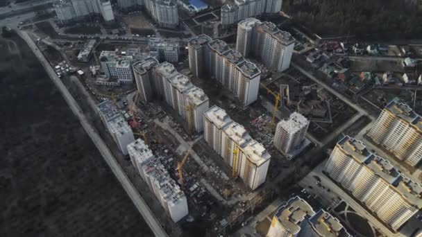 Budowa wielopiętrowych apartamentów, kompleksu mieszkalnego. zdjęcia lotnicze — Wideo stockowe