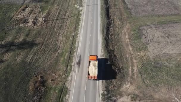 一辆卡车载着沙子沿着公路行驶。空中射击 — 图库视频影像