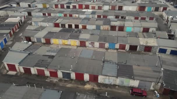 Un montón de garajes en un solo lugar. disparos aéreos — Vídeos de Stock