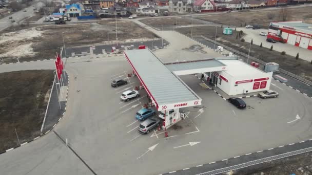 Benzinestation van Lukoil. moskoeienRusland 15 april 2021 — Stockvideo