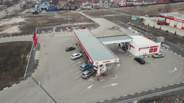 Bensinstation från Lukoil. moskoryss Ryssland 15 april 2021 — Stockvideo