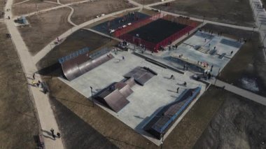 Patenci gençlerle kaykay parkı manzarası. hava atışı