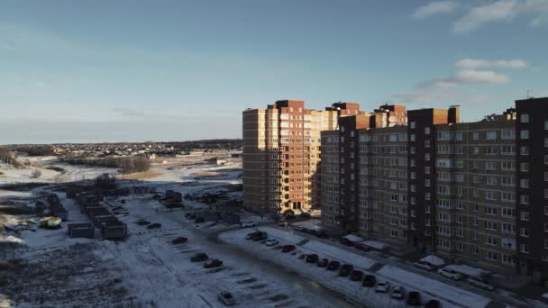 对一座多层住宅大楼的空中射击 — 图库视频影像