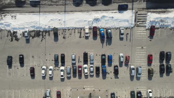 Parkoló a bevásárlóközpont közelében. légi felvétel — Stock videók