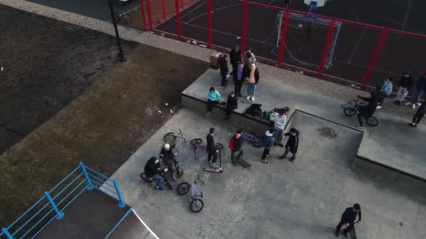 Толпа молодых людей веселится в скейт-парке. Москва, Россия 16 апреля 2021 года — стоковое видео