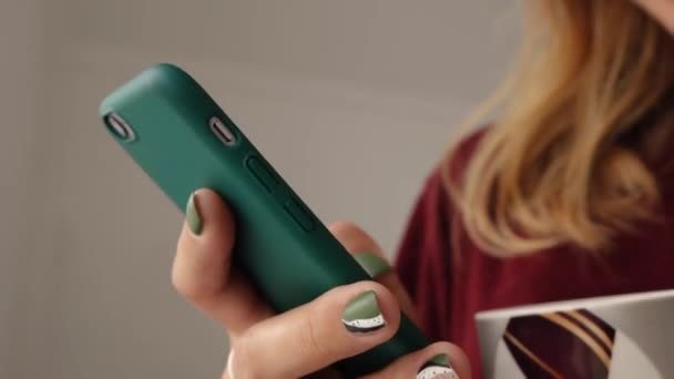 Une main de femme avec une belle manucure utilise un téléphone — Video