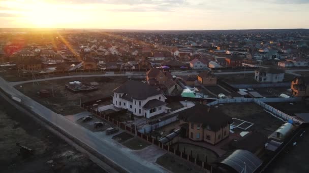日没時のコテージ村の映像。空中射撃 — ストック動画