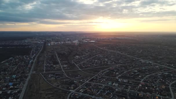 Plans d'une ville provinciale à partir d'une hauteur au coucher du soleil. prise de vue aérienne — Video