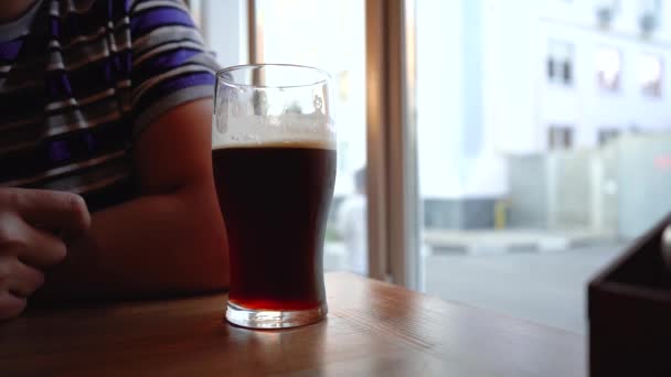Ένα ποτήρι μπύρα ξαπλωμένο στο τραπέζι — Αρχείο Βίντεο