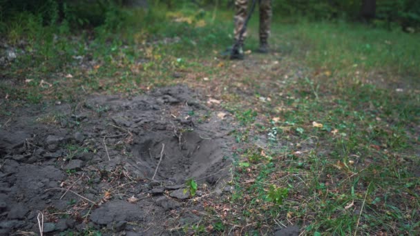 Un uomo cammina nel bosco con un metal detector — Video Stock