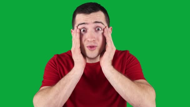 Un bărbat foarte surprins uitându-se la camera de pe un ecran verde — Videoclip de stoc