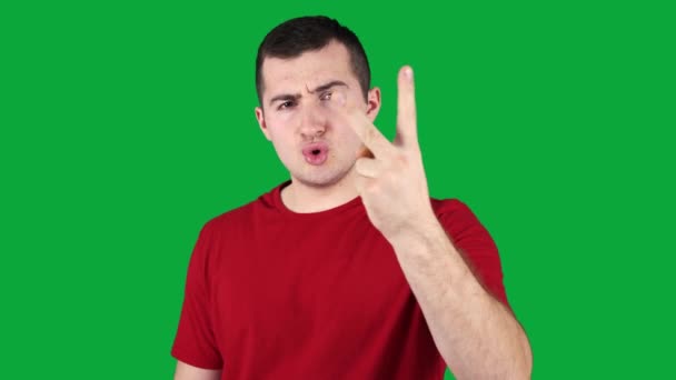 Een man telt van 1 tot 10 op een groen scherm — Stockvideo